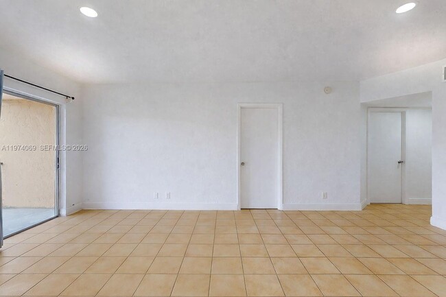 Building Photo - 13715 Kendale Lakes Cir