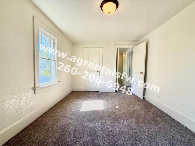 Building Photo - 2 Bedroom House