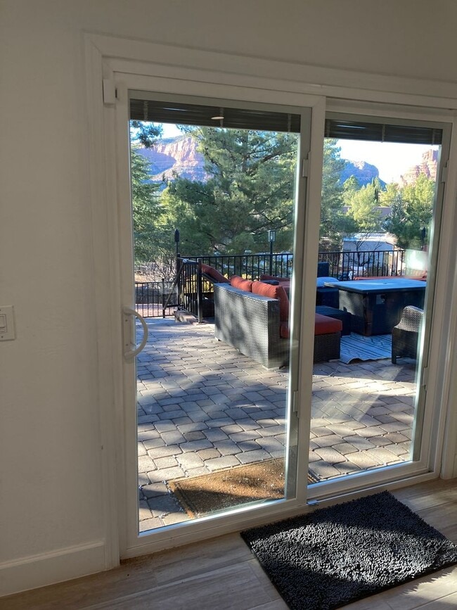 Building Photo - Gorgeous, modern, remodeled, furnished ren...