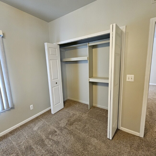 Building Photo - 2 Bed / 2 Bath Condo with In-Unit Laundry, Granite Countertops, Ceiling Fans, All Appliances, Car...