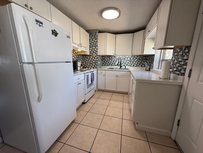 Building Photo - Great Location-3 Bedroom Daytona Beach Home w/Large AMAZING Backyard!