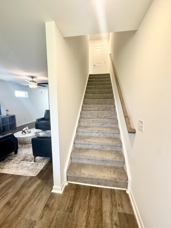 Building Photo - Brand new townhome - Perfect for students or families