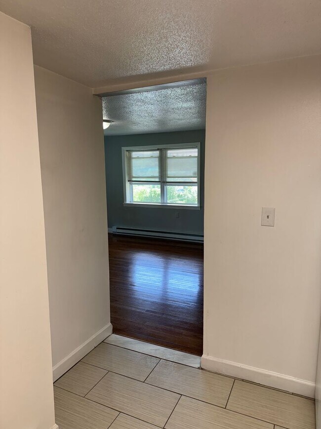 Building Photo - One bedroom Southwick Ma U-11