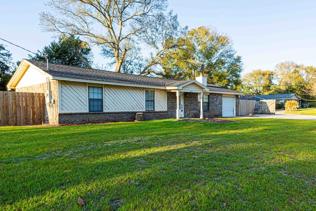 Building Photo - Charming 3-Bedroom Home with In-Ground Poo...