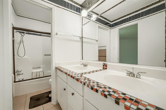 Building Photo - 6810 Thorncliffe Dr