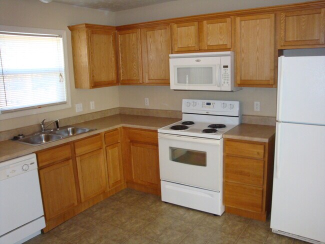 Building Photo - 1013 Deer Trail Ln