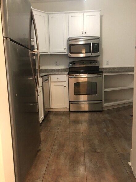 Stainless appliances - 873 Highland Ave NW