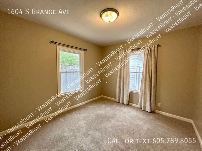 Building Photo - 1604 S Grange Ave