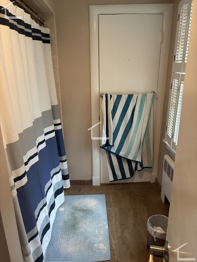 Building Photo - Rent a House in Newton 4bed/2.5 Bath - Parking included!