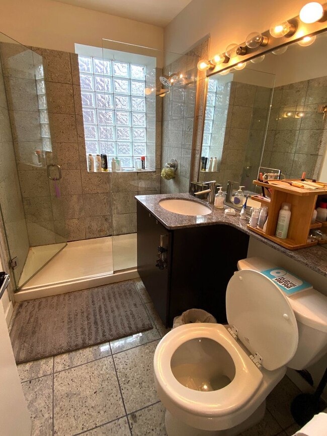 Building Photo - Bright and Sunny 1 Bedroom in UK Village- Laundry, Central Heat/AC, Free Fast Internet Included