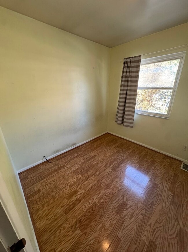 Building Photo - 5 Bedroom 2.5 Bath in Squirrel Hill