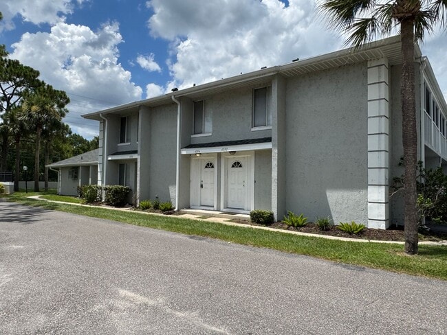 Building Photo - Newly Remodeled 2/2 in Pine Shadows Condom...