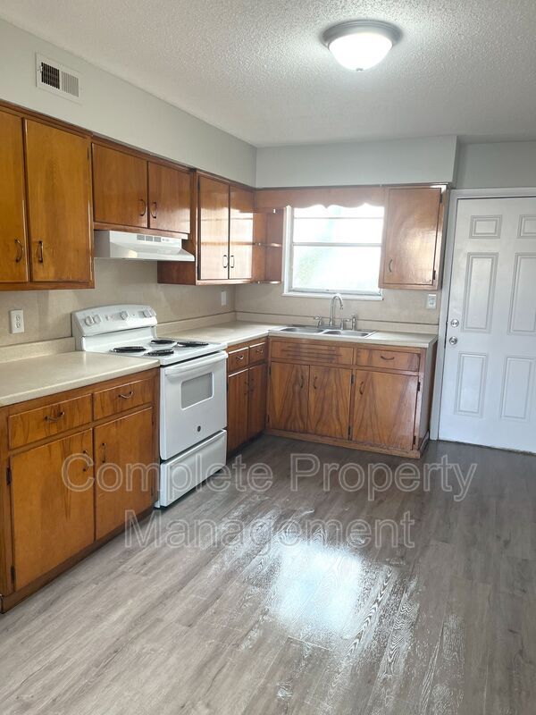 Building Photo - 1108 Hall St