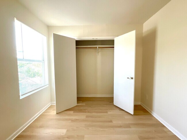 Building Photo - 1611 N Navidad St