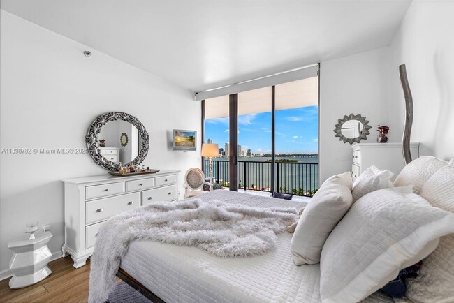 Building Photo - 1000 Venetian Way