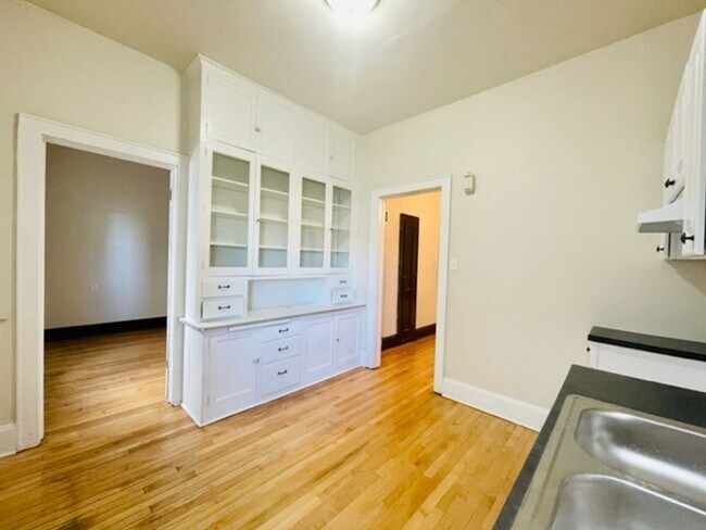 Building Photo - 303 N Quincy St