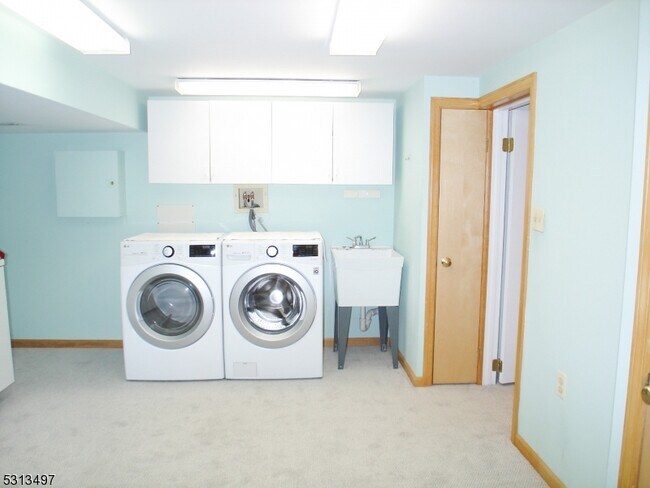 Building Photo - 35 Symor Dr