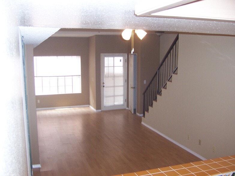 Building Photo - 147 W Acacia Ave