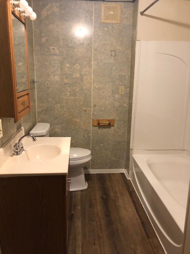 Building Photo - Available Now! 2 Bedroom House- York City SD