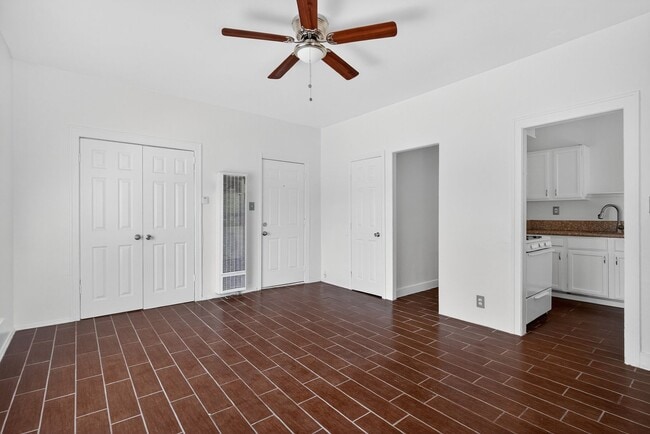 Interior Photo - 1424 Chestnut Avenue