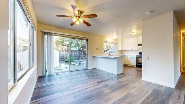 Building Photo - Bright 4 Bedroom 2 Full Bathroom Home with 2 Car Garage!