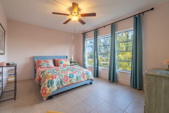 Building Photo - 3200 N Palm Aire Dr