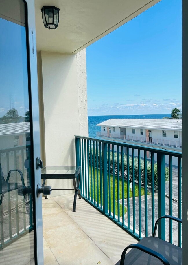 Building Photo - 1237 Hillsboro Mile