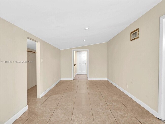 Building Photo - 5611 SW 37th St