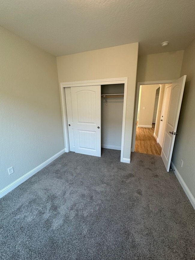 Building Photo - Brand new home in Kerman Ca
