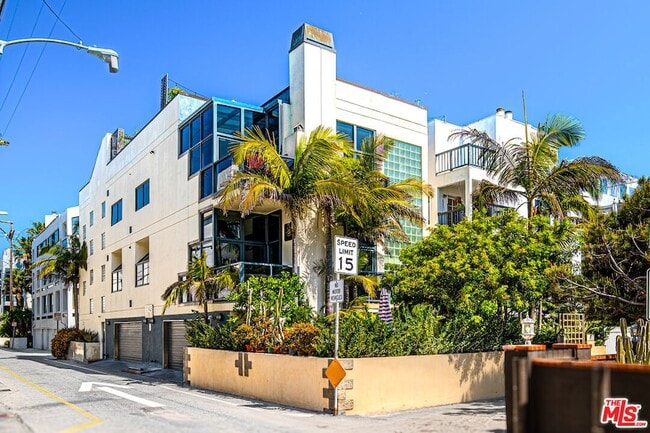 Building Photo - 11 Voyage St