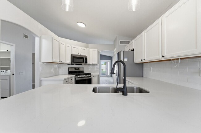 Building Photo - Welcome to this well-maintained 3-bedroom, 2-bath home in Gilbert, AZ!