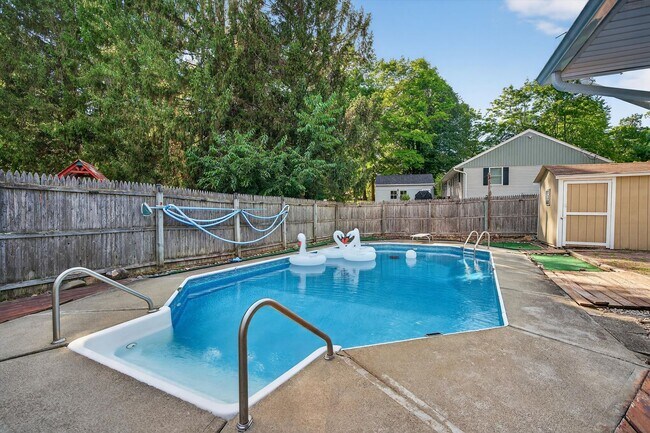 Building Photo - Spacious 4 BR/2BA home corner-lot in Warwi...