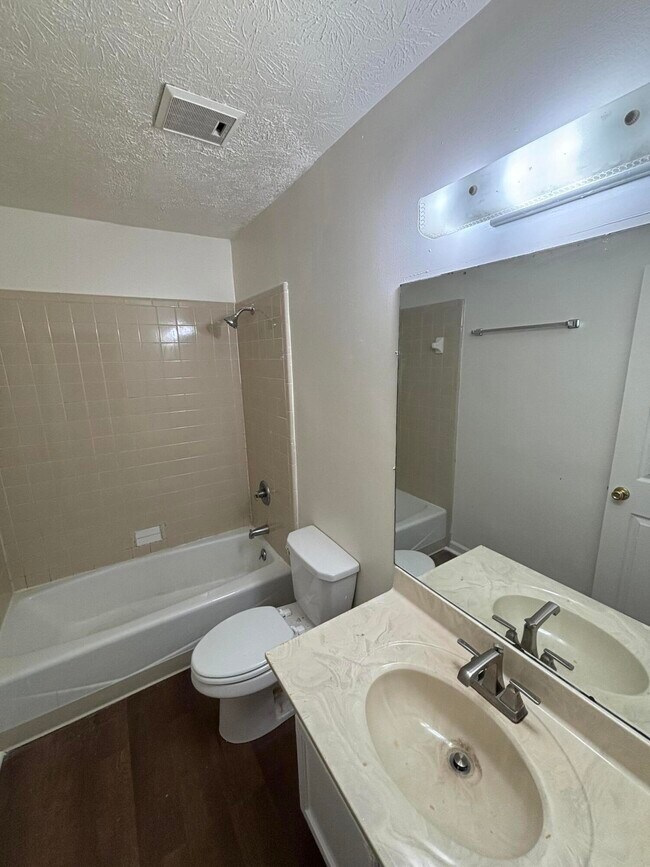 Building Photo - 441 Lenney Dr