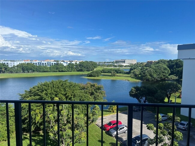 Building Photo - 9682 Fontainebleau Blvd