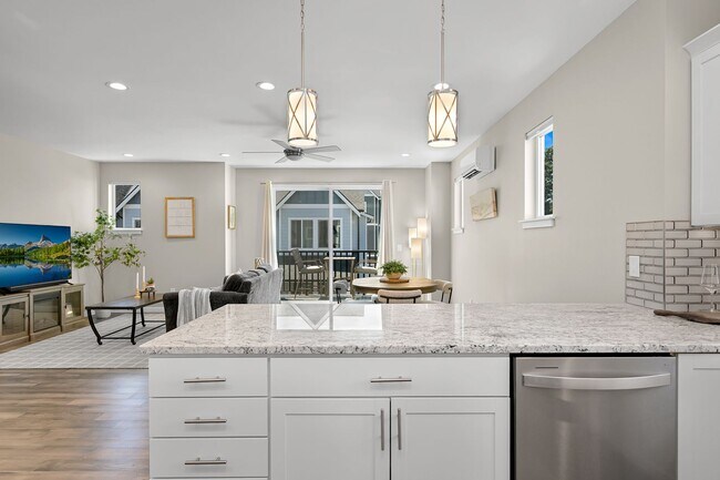 Building Photo - Modern 4-Bed Home in Sunstone Place