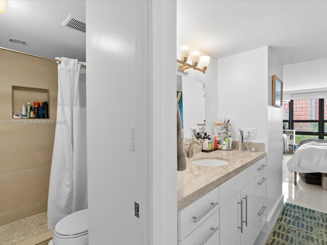 Building Photo - 1450 Brickell Bay Dr