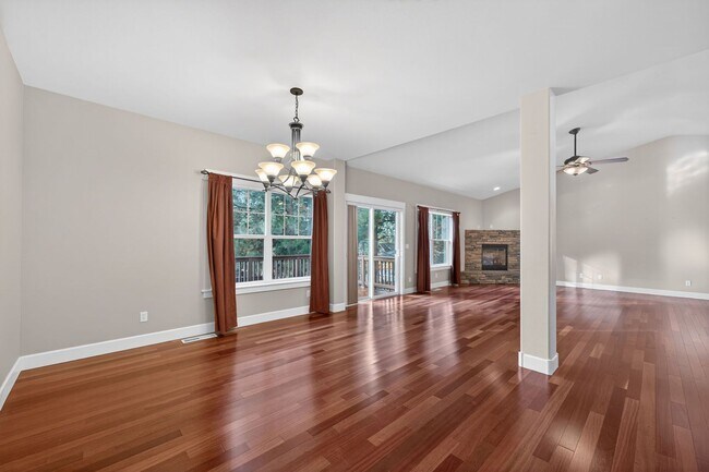 Building Photo - 4 Bedroom Awbrey Court Home with Main-Level Primary + Bonus Living Area