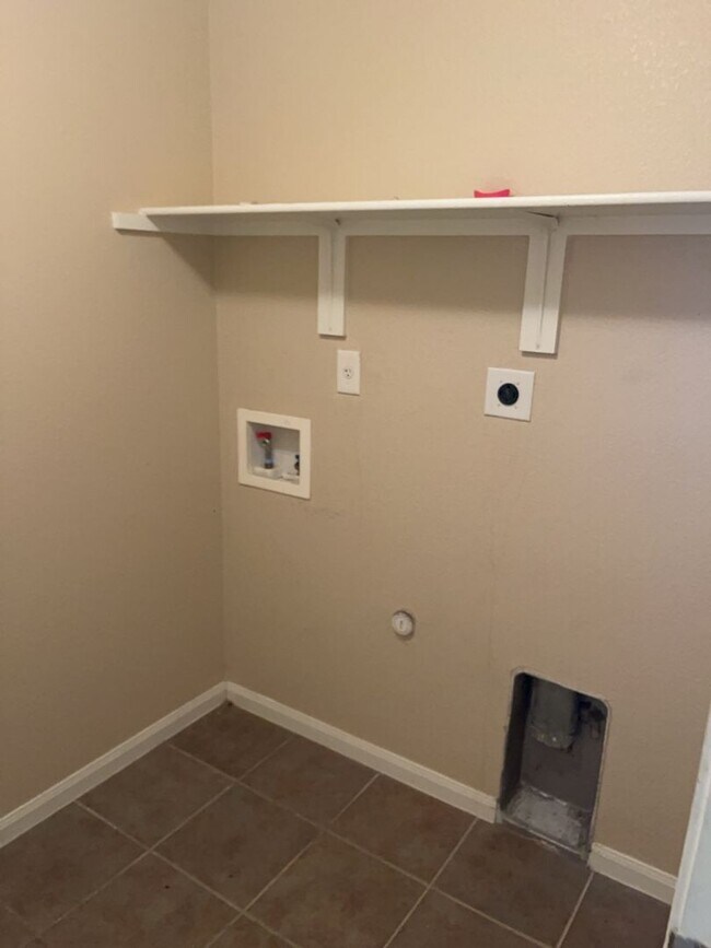 Building Photo - AVAILABLE NOW!