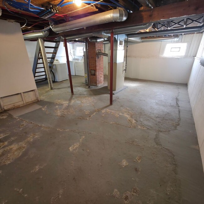 Building Photo - CLE 3 bed, 1 bath Single Family Home- Avai...