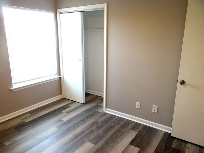 Building Photo - Long term ground floor rental