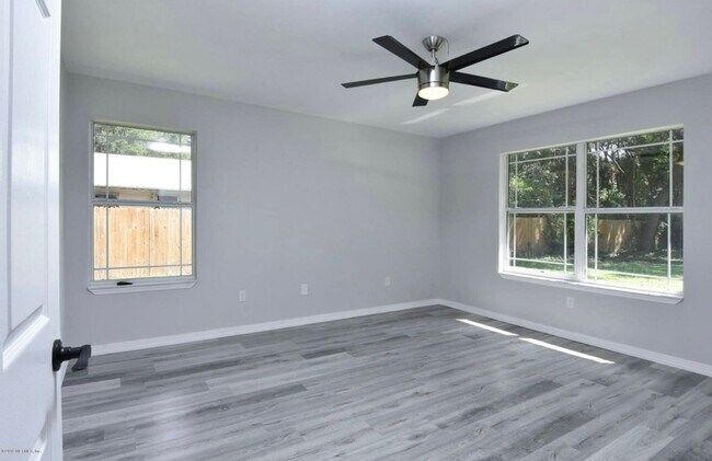 Building Photo - Stunning Home - Large Lot with 2 Car Garage!