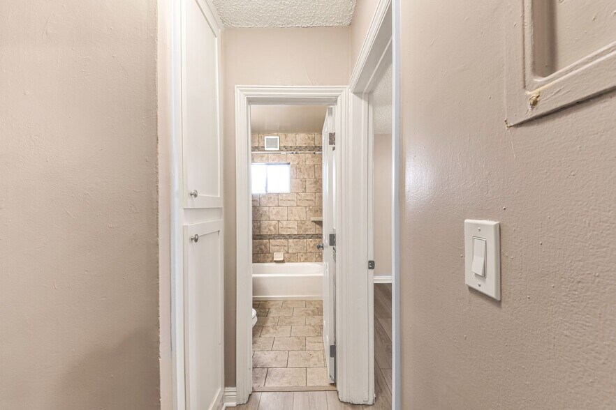 Building Photo - 1427 W Parade St