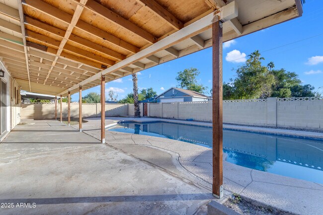 Building Photo - 517 E Hermosa Dr