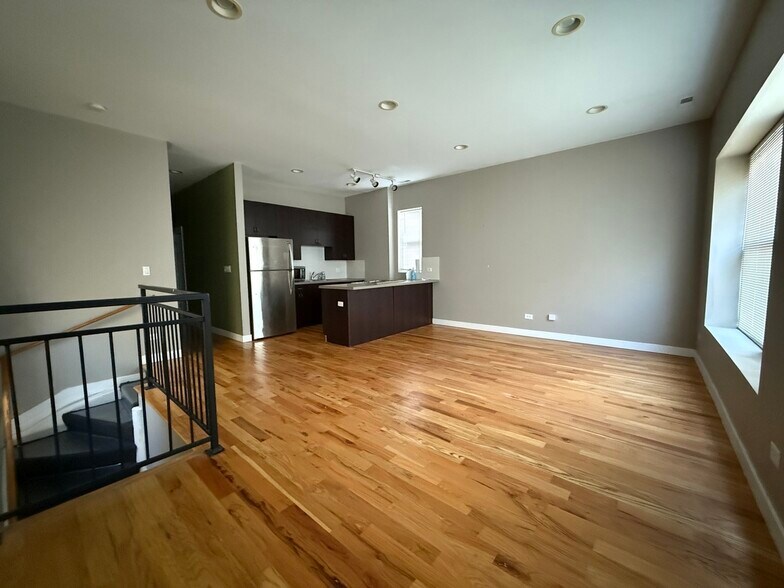 2F - 1463 W Huron St