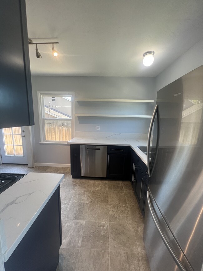 Building Photo - 1735 Parrot St