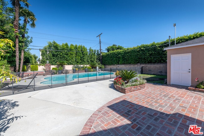 Building Photo - 4948 Petit Ave
