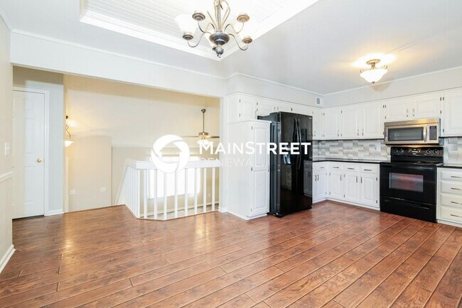 Building Photo - 4 Bedroom Pet-Friendly Home in GRANDVIEW, MO with Main Street Renewal