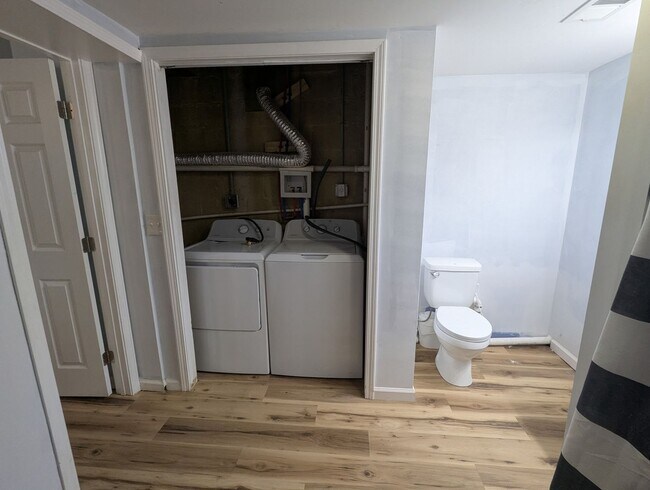 Building Photo - Beautifully renovated 3 bedroom furnished ...