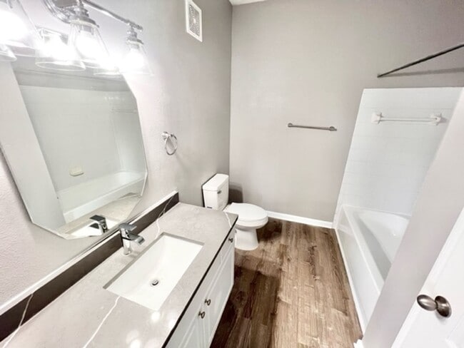 Building Photo - Orlando - 3 Bedroom, 2 Bathroom - $1,745.00