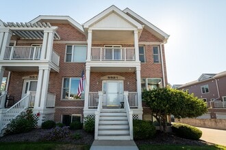 Building Photo - Live steps from Lake Michigan in this spac...